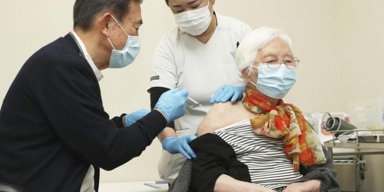 Penerima-vaksin-dari-kalangan-lansia-di-Jepang-750x375