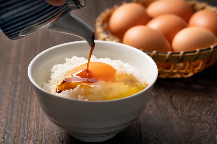 pouring-soysauce-onto-tamago-kake-gohan-p63046529_M pouring-soysauce-onto-tamago-kake-gohan-p63046529_M