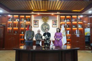 Penandatanganan dengan Gubernur Kagawa